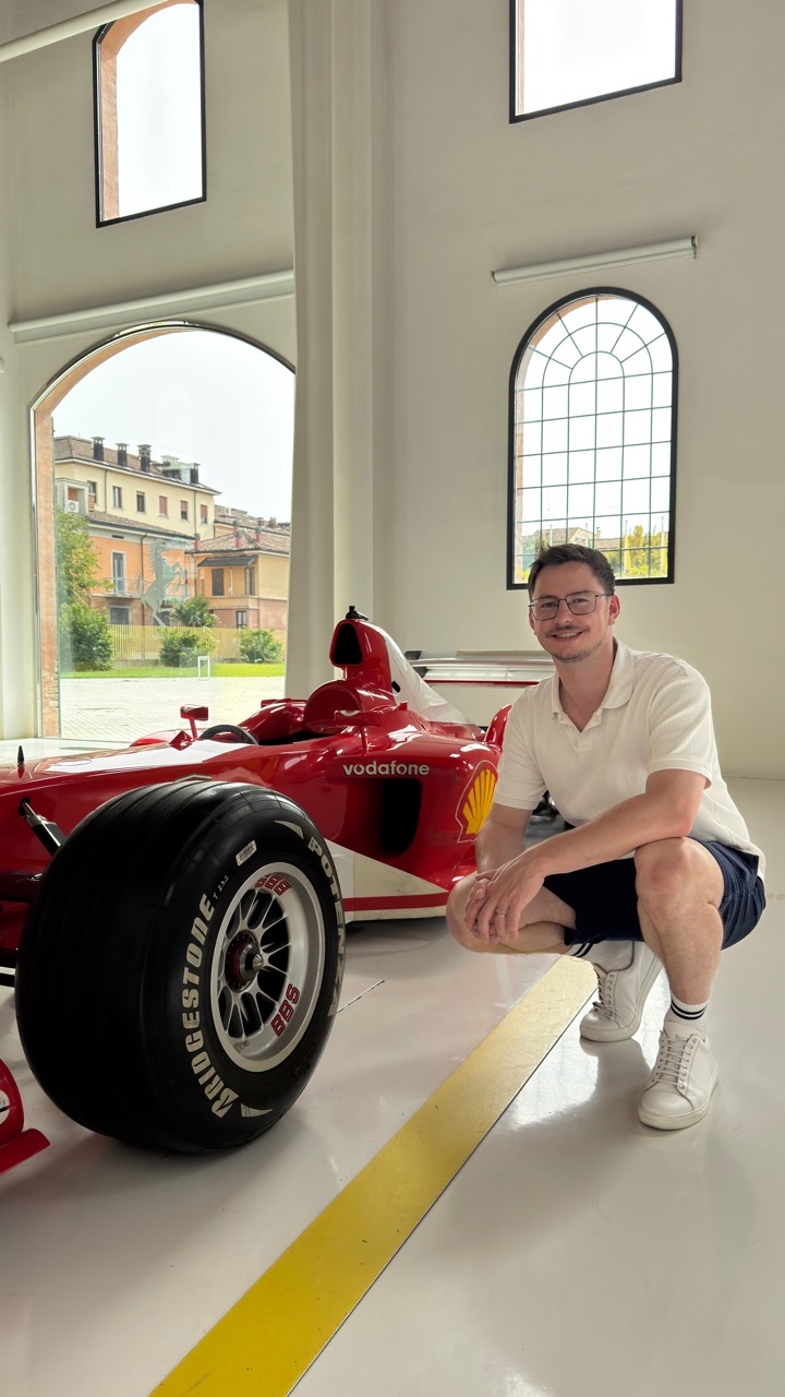 Ich neben einem Formel-1-Ferrari im Enzo Ferrari Museum in Modena