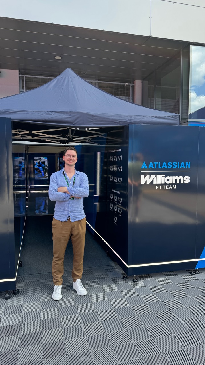 Ich vor dem Williams-Paddock am Red Bull Ring